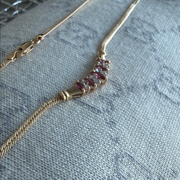 Elegant Gold Necklace with Ruby Accents - Picture 4 of 6